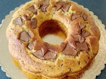 Ciambella con cioccolato delle uova di Pasqua