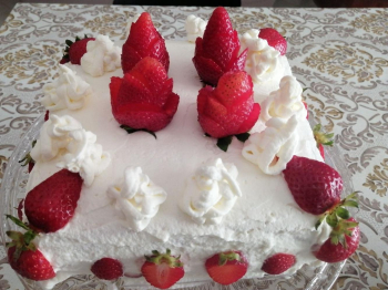 Pasta biscotto con roselline di fragole