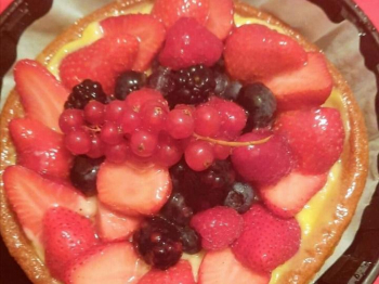 Crostata con crema pasticcera e frutti di bosco