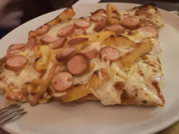 Pizza alta wurste e patatine