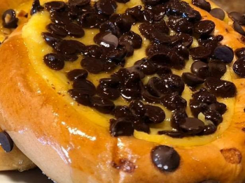 Medaglioni con crema e gocce di cioccolato