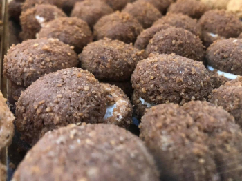Baci  di dama al caffè  con crema chantilly