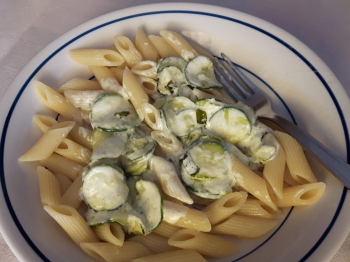 Mezze penne con crema di latte e zucchine alla menta