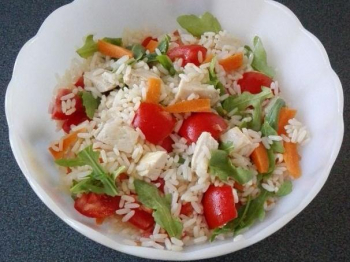 Insalata di riso con pollo e verdure