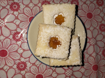 Biscotti farciti di marmellata