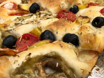 Focaccia olive,melanzane e pomodorini0