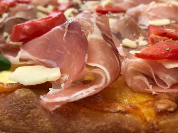 Focaccia con crudo grana e pomodori