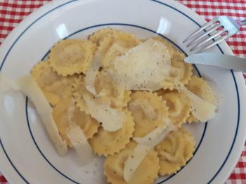 Tortelli ai formaggi con raspadura di pecorino e pepe