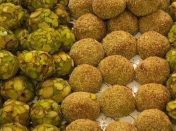 Dolci alla mandorla con cocco e pistacchi