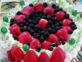 Crostata con panna, frutti di bosco e fragole