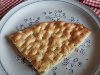 Focaccia veloce con semola e origano
