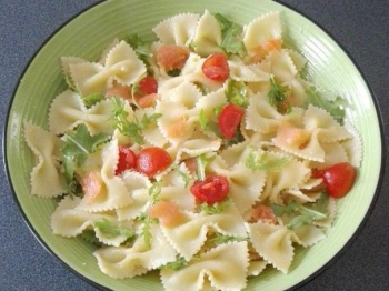 Pasta fredda con salmone e rucola