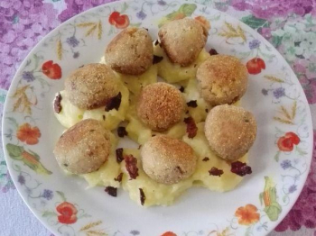 Polpette di baccalà su crema di patate