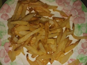Patatine fresche fritte nella friggitrice ad aria