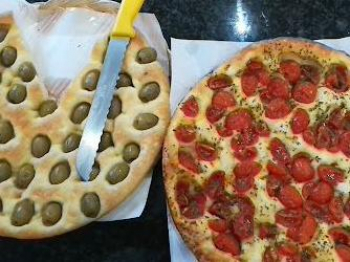 Focaccia con olive e pomodori