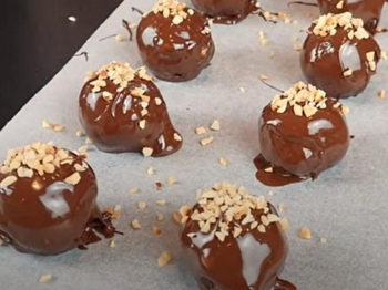 Tartufini al Pandoro e Crema al cioccolato