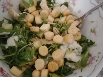 Insalata con pollo, rucola, zucchine, formaggio