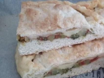 Focaccia con broccoli e pomodori secchi