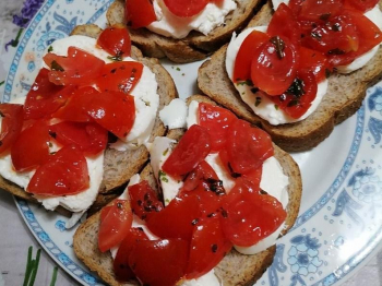 Crostoni con burrata e pomodorini
