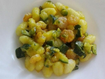 Gnocchi zucchine gamberi e zafferano