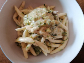 Pasta con zucchine, stracchino e salsiccia