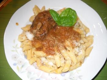 Pennette rigate con ragù di cipolle