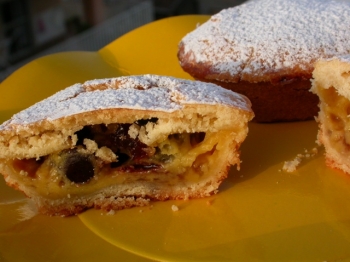 Torta (o pasticcini) con crema e amarene