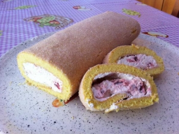 Rotolo alle fragole con panna