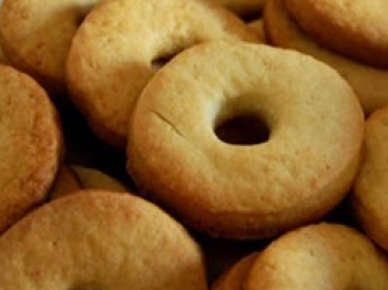 Biscotti col buco alla mandorla