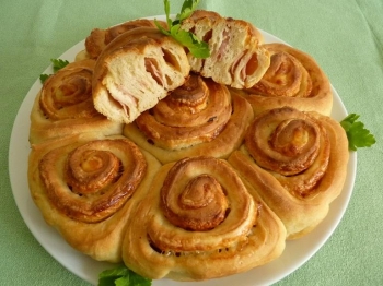 Torta delle rose con prosciutto e formaggio