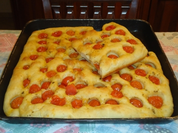 FOCACCIA CON POMODORINI !!!