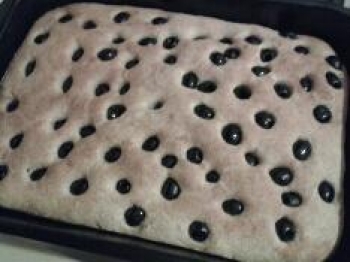 Focaccia integrale con olive nere