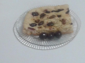 Focaccia con olive calabresi e rosmarino