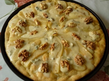 Pizza con pera gorgonzola e noci