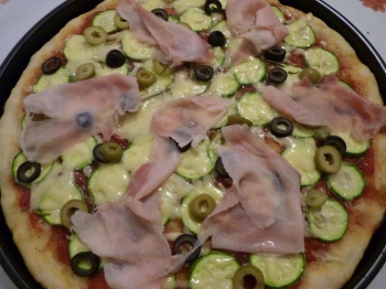 PIZZA CON ZUCCHINE OLIVE E PROSCIUTTO