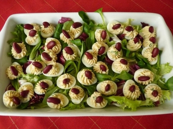 Uova di quaglia con ricotta, tonno e fagioli rossi