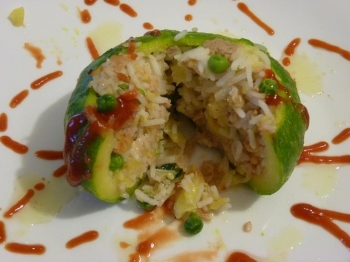 Zucchine tonde con riso basmati, tonno, pisellini ed emmental