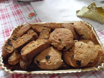 Biscotti con uvetta e pinoli e biscotti con mandorle e gocce di cioccolato