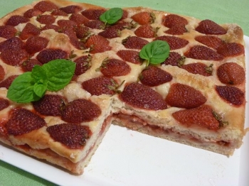 Schiacciata alle fragole senza uova e senza grassi
