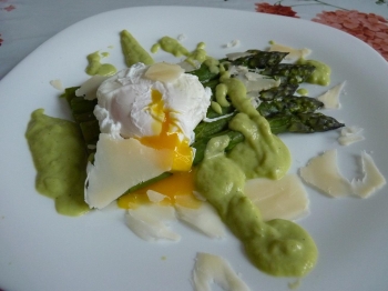 ASPARAGI CON UOVO IN CAMICIA