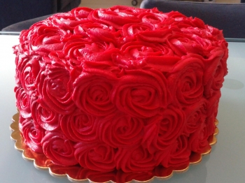 TORTA CON FROSTING ROSSO