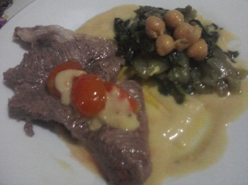 Agnello su purea di ceci e cicorie