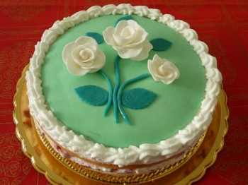 Torta con roselline bianche e fragole