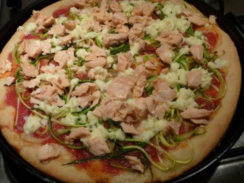 Pizza con zucchine mozzarella e salmone fresco