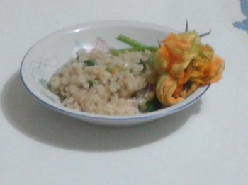 risotto con fiori e zucchine