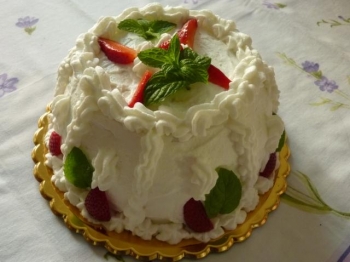 Zuccotto con gelato alla vaniglia e fragole (con avanzi di colomba)