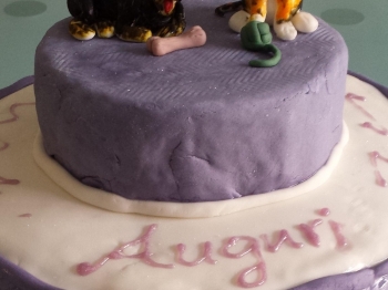 Torta di compleanno con cane e gatto