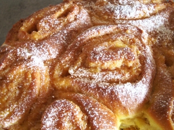 Torta delle rose all'arancia e crema di burro alle mandorle