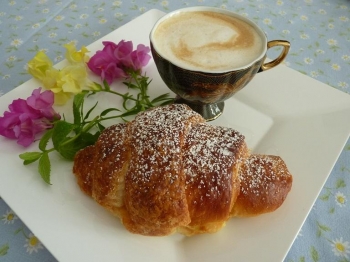 Buon giorno con croissant all'albicocca