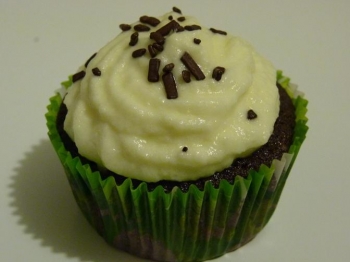Cupcake al cacao con frosting al cioccolato bianco